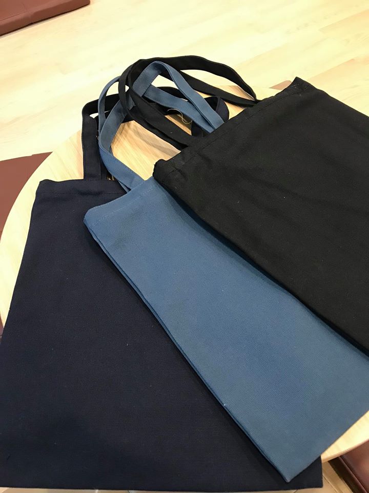 Tại Trí Việt luôn cho ra những chiếc túi vải bố trơn với số lượng lớn, giá rẻ