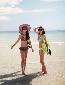 Những chiếc túi xách đi biển cỡ lớn với đủ các thiết kế và màu sắc đa dạng phong phú chắc chắn sẽ giúp quý cô dễ dàng lựa chọn cho mùa hè đầy nắng.