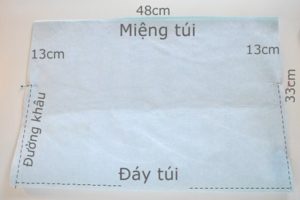 Cắt 2 tấm vải lót cùng kích cỡ với vải vỏ túi,