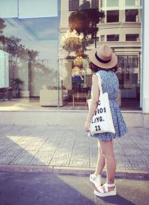 Kết hợp trang phục cùng với phụ kiện sẽ nổi bật được cá tính của người mang túi vải bố