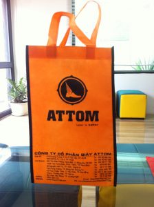 Nhiều shop giày sử dụng rất hiệu quả túi đựng giày trong việc làm tăng doanh thu và làm lan tỏa thương hiệu một cách nhanh chóng