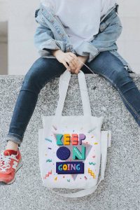 Tính năng tự hủy thân thiện với môi trường giúp túi xách vải bố có đáy ngày càng được ưa chuộng tại Việt Nam