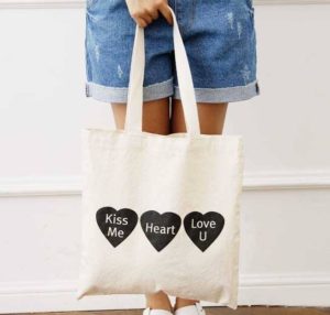 Đây là một trong những ấn phẩm ứng dụng linh hoạt trong rất nhiều lĩnh vực khác nhau như: thời trang, hàng hóa, thực phẩm…