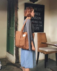 Túi tote bag vải bố không chỉ là xu hướng phụ kiện xuất hiện trên các nẻo đường mà nó đã trở thành một xu hướng tiêu dùng thông minh.