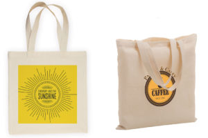 Túi tote bag bằng vải bố là kiểu túi thời trang, kết hợp với trang phục dạo phố trẻ trung, vừa đựng được mọi vật dụng cần thiết, vừa sành điệu.