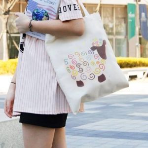 Túi vải bố được thiết kế in ấn tượng sẽ làm tăng giá trị của vật phẩm mà công ty bán hay định trao tặng.