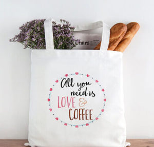 Túi vải bố canvas sẽ giúp cho nhiều chuỗi cafe và trà sữa dễ dàng lan tỏa mạnh. Biết cách  lựa chọn túi vải bố phù hợp với thương hiệu sẽ dễ dàng tạo được cảm mến từ khách hàng.