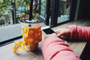 Những chiếc quai vải bố hiện trở thành món phụ kiện độc đáo, được giới trẻ Sài Gòn săn lùng để tiện mua trà sữa mang đi, đồng thời góp phần bảo vệ môi trường