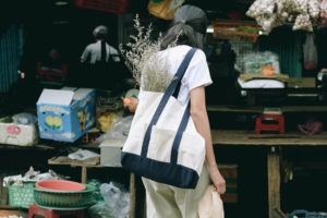 Sử dụng túi vải đựng đồ nặng bằng vải bố vừa tiện lợi, vừa thân thiện với môi trường và có giá cả phù hợp.