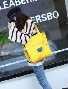 Với mức giá thành cạnh tranh và hợp lý, túi xách vải bố có túi nhỏ phía trước đang được sử dụng rộng rãi, sẽ là người bạn đồng hành tuyệt vời cho các bạn.