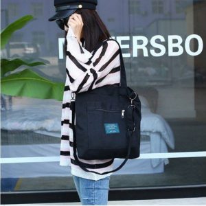 Túi xách vải bố được thiết kế hộp độc đáo, thiết kế ngăn nhỏ với khóa kéo phía trước tạo nên sự thu hút rất riêng trên nền túi trơn giản đơn.