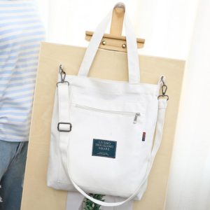 Túi xách vải bố được thiết kế hộp độc đáo với giá thành hợp lý, bạn có thể đựng nhiều vật dụng mang theo bên mình.