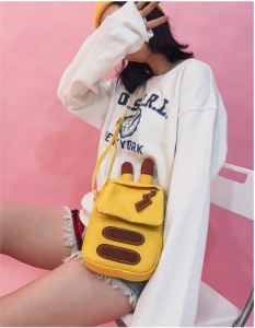 Thời trang, cá tính, tiện ích cùng túi vải bố đeo chéo hình pikachu