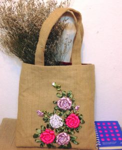  Ngoài việc sử dụng như túi đựng đồ, túi xách vải bố thêu ruy băng còn là một món đồ thời trang vừa giúp thể hiện đẳng cấp của khách hàng đồng thời cũng giúp bảo vệ môi trường