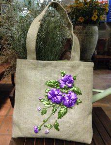 Thiết kế trẻ trung năng động với những hình bông hoa với nhiều màu sắc cùng với bố cục hài hòa, nổi bật thêu bằng ruy băng