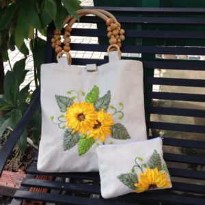 Túi xách vải bố thêu ruy băng của Trí Việt ý nghĩa, sang trọng phù hợp với từng mục đích sử dụng khác nhau với giá thành hợp lý nhất.