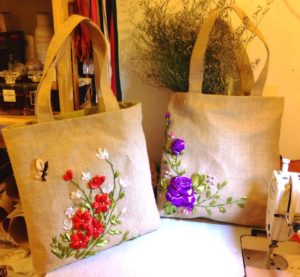 Túi xách vải bố thêu ruy băng là giải pháp hoàn hảo cho các bạn để giải quyết vấn đề những đồ đạc cần mang theo.