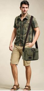 Việc kết hợp giữa áo sơ mi, quần ngố với túi xách đeo chéo chính là một ý tưởng tuyệt vời đối với các chàng trai yêu thích sự đơn giản, thoải mái