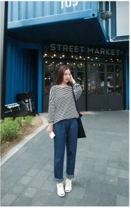 Áo thun dài tay, quần culottes cùng tote vải bố nổi bật sẽ khẳng định cá tính của bạn