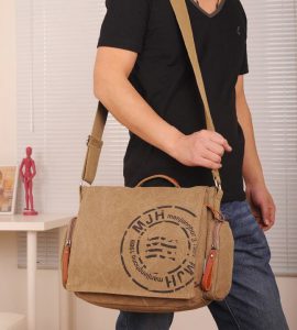 Đây là set đồ đơn giản nhất mà bạn có thể phối với túi đeo chéo nam bằng vải bố. Diện set đồ này bạn sẽ trông rất trẻ trung và năng động.