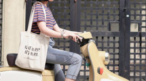 Túi vải bố không chỉ đơn thuần là đựng đồ mà túi vải còn là một món đồ thời trang vừa giúp thể hiện đẳng cấp của khách hàng đồng thời cũng giúp bảo vệ môi trường.