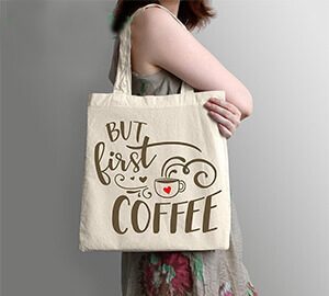 Cùng với mẫu mã, kích thước đa dạng túi xách vải bố có thể hô biến thành chiếc túi doremon thần kì để đựng hàng tá đồ quan trọng.