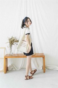 Túi đeo vai bằng vải bố bản to mang lại cho bạn phong cách thời trang vô cùng cá tính và nổi bật, được gia công thiết kế chắc chắn và tinh tế