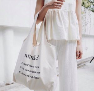 Chất liệu của chiếc túi này là vải bố dày dặn và đường mai chắc chắn sẽ làm tất cả các bạn hài long