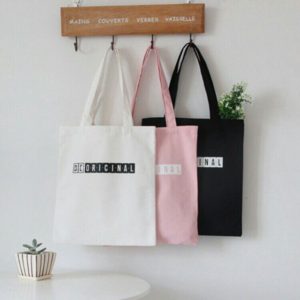 Túi vải ngày càng được tín đồ thời trang yêu mến vì giá rẻ, tiện dùng và dễ phối đồ.