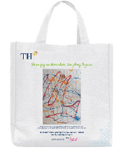 Những túi vải canvas mà TH dành tặng khách hàng không chỉ có ý nghĩa về mặt môi trường, đó là những chiếc túi rất có ý nghĩa về mặt mỹ thuật, rất đẹp và trang nhã.