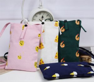 Túi xách bằng vải bố với kích thước quá nhỏ rất đẹp nhưng tính ứng dụng lại không cao