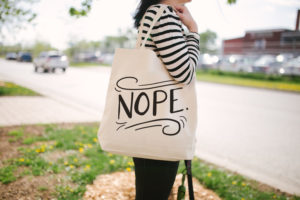 Những chiếc túi vải bố đeo vai cổ điển luôn làm tôn lên vẻ đẹp của bạn.