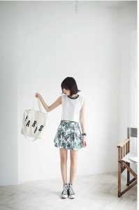 Hãy đi dạo phố với túi vải bố đơn sắc của bạn, bạn chắc chắc sẽ nổi bật giữa bao người với cách phối đồ chuẩn