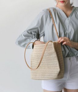 Túi cói được ưa chuộng bởi sự hữu dụng có thể giúp bạn chứa được rất nhiều đồ cho các chuyến du lịch, dã ngoại.