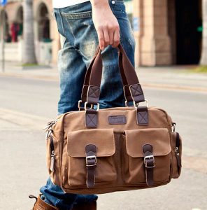 Chiếc túi tote vải bố nam xách tay gây ấn tượng bởi vải bố họa tiết kết hợp cùng chất liệu vải bố bền chắc, năng động