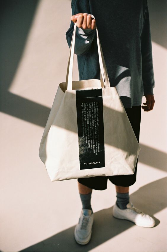 Chọn túi vải bố làm quà tặng cho ngày valentine là rất hợp lí bởi tính tiện dụng khi sử dụng, vừa thời trang vừa lịch sự mà chi phí rất hợp lý.