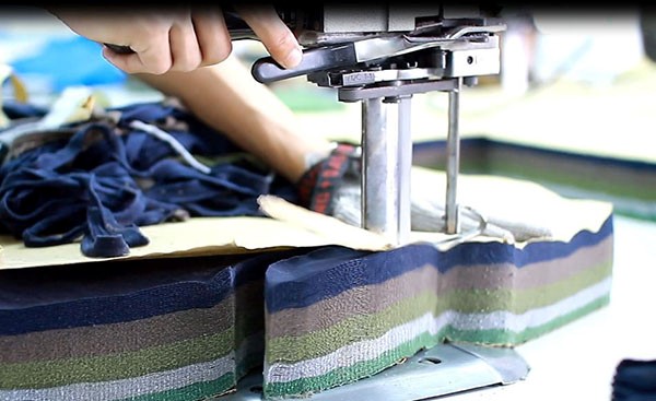 Cuộn vải đay sẽ được trải ra và cắt từng phần theo hình dạng của chiếc túi.