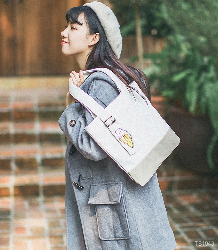 Ngoài việc sử dụng như túi đựng đồ, túi xách vải bố thêu tay còn là một món đồ thời trang giúp thể hiện gu thẩm mỹ của khách hàng