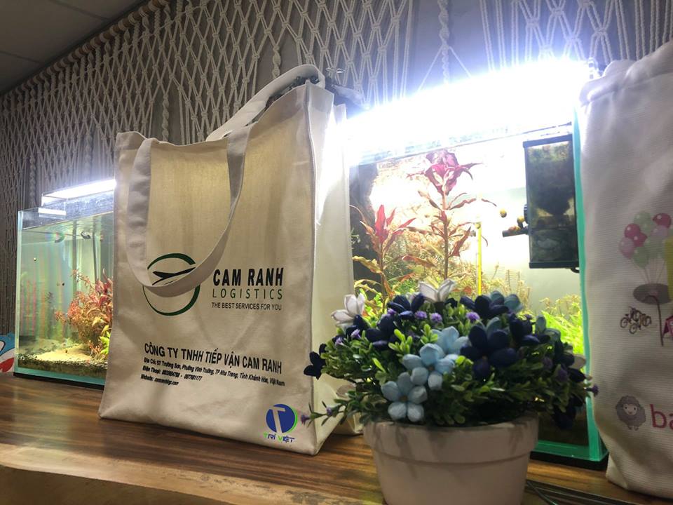 Túi vải bố hình hộp được chế tác chắc chắn và tinh tế cùng chất liệu cho bạn sử dụng lâu bền. 