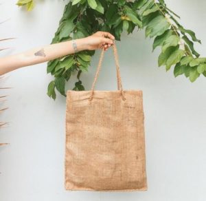 Với nguyên liệu từ sợi thiên nhiên nên túi vải đay rất an toàn với con người, và thân thiện với môi trường
