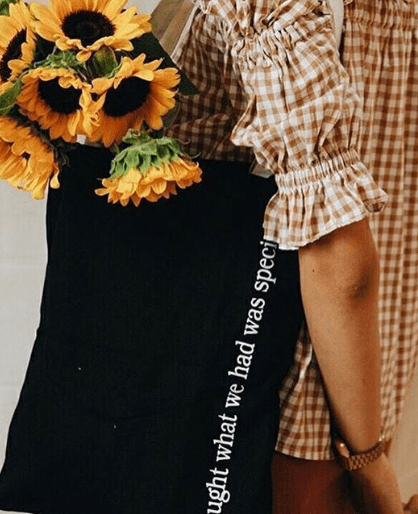 Túi xách vải bố thêu tay của Trí Việt ý nghĩa, sang trọng phù hợp với từng mục đích sử dụng khác nhau với giá thành hợp lý nhất. 