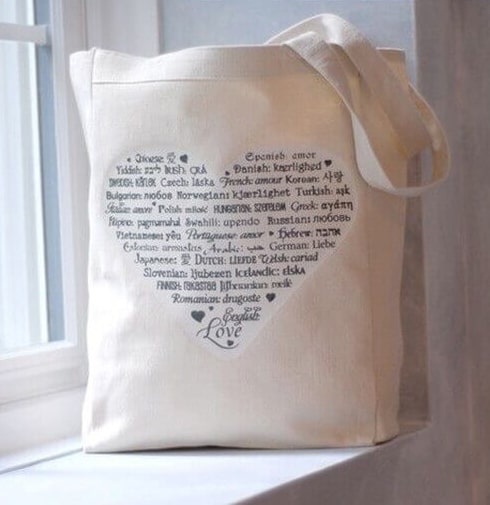 Bạn có thể thay thế việc sử dụng một chiếc túi đắt tiền nhàm chán bằng chiếc túi vải bố tiện dụng, thời trang