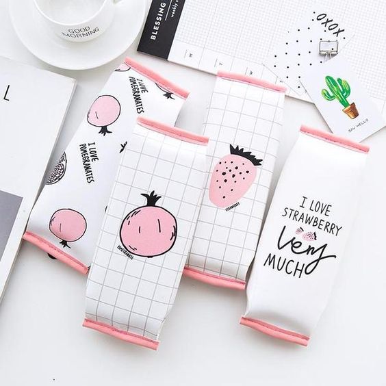 Mẫu túi đựng bút bằng vải canvas với hoạt tiết dễ thương là món đồ phụ kiện giúp bạn có thêm động lực trong học tập.