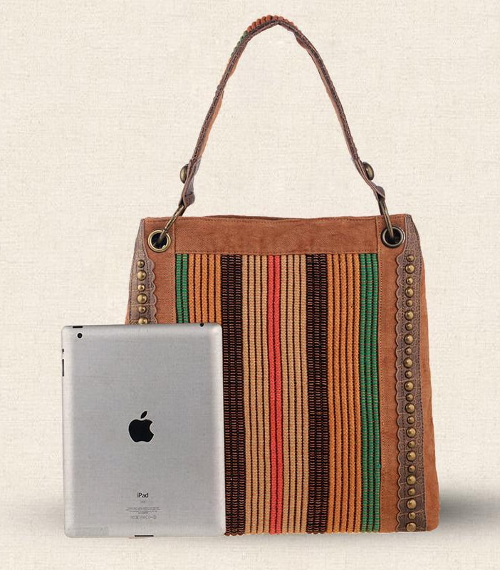 Túi vải bố đinh tán là phụ kiện thời trang không thể thiếu, nâng tầm phong cách