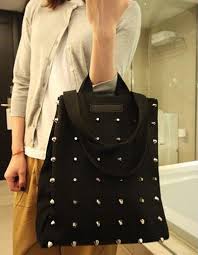 Túi vải bố đinh tán được rất nhiều người yêu thích sử dụng với sự tiện dụng cũng như độc đáo, cá tính trong thiết kế