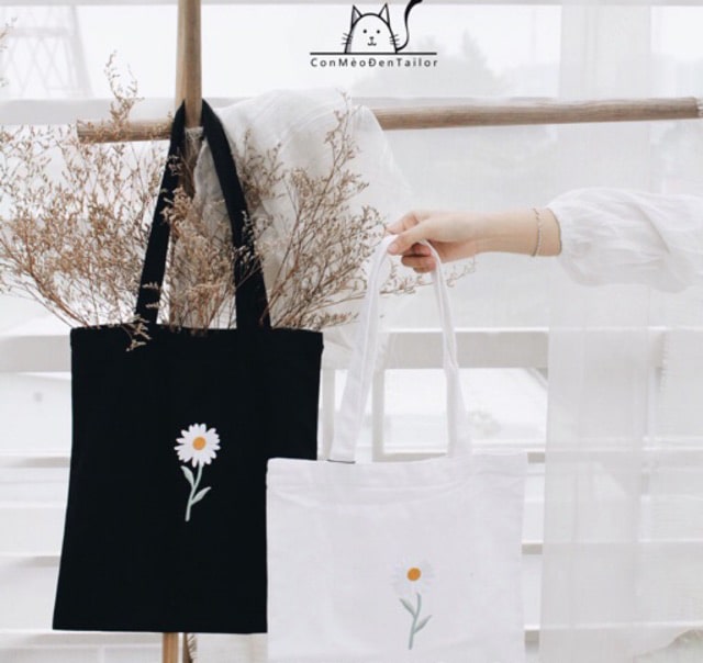Từng chiếc móc, khóa trên túi đều phải được làm từ kim loại cao cấp và được hoàn thiện, đánh bóng từng đường mép