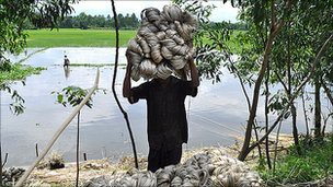 Túi được làm từ sợi đay là sợi tự nhiên có tính chất dễ phân hủy trong môi trường không gây ô nhiễm môi trường.