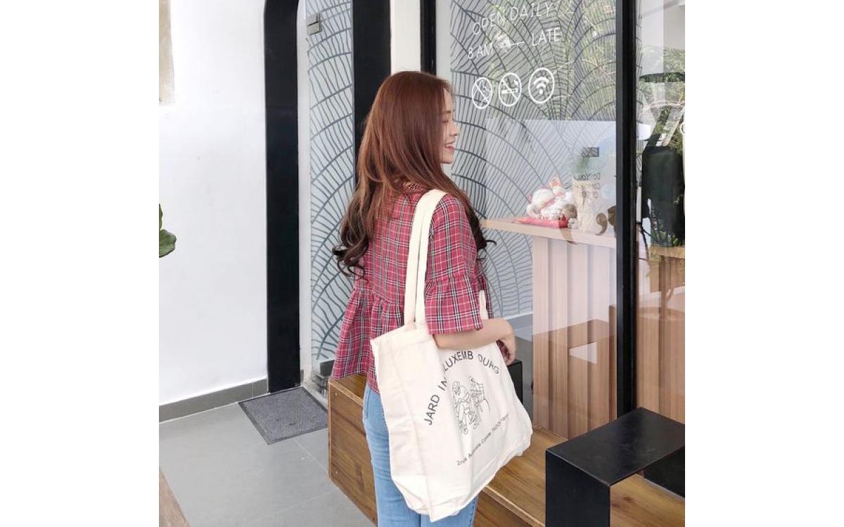 Tùy từng trường hợp cụ thể sử dụng túi vải bố mà chọn mua túi có sẵn hay đặt may theo yêu cầu cho phù hợp