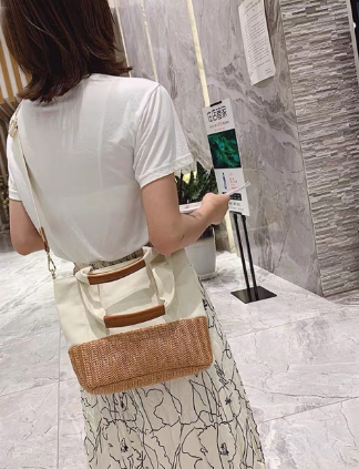 Túi vải bố phối cói thời trang là phụ kiện đi kèm không thể thiếu mỗi khi đi làm của các cô nàng công sở.