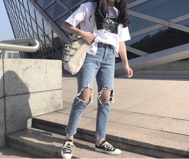 Set đồ vô cùng năng động cùng chiếc túi canvas đeo chéo
